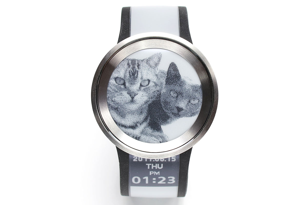 「FES Watch U」専用アプリを使い、スマートフォン内の写真を文字盤のデザインにしてみました。表示はグレースケールですが、オリジナル・デザインの腕時計がすぐできちゃいます♪　縦長の画像を用意すれば、バンド部分までオリジナルの柄などを入れたデザインにできます。