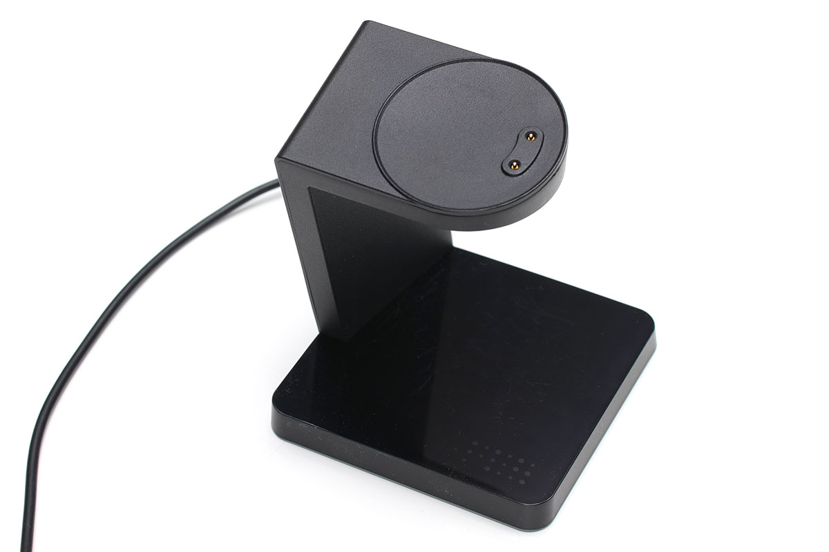 「FES Watch U」の使用開始手順は、付属の充電クレードルに本体を乗せてUSBで充電し、専用の「FES Closet」アプリを使ってペアリングする程度。とても簡単でした。