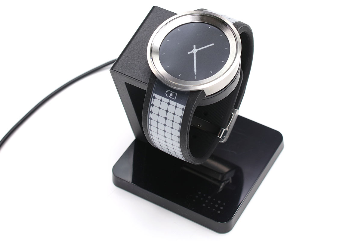 「FES Watch U」の使用開始手順は、付属の充電クレードルに本体を乗せてUSBで充電し、専用の「FES Closet」アプリを使ってペアリングする程度。とても簡単でした。