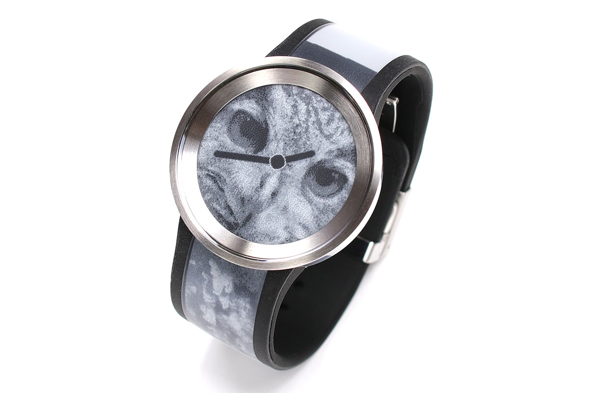 こちらは手持ちの写真でつくった即席の文字盤デザインで、トラ、ミミズク、カラスです。テキトーに選んだ画像なのでイマイチ参考にならないと思いますが、スマートフォン上の写真など画像なら、な～んでも腕時計のデザインとして利用できるという「自由さ」がヒッジョーにステキです♪