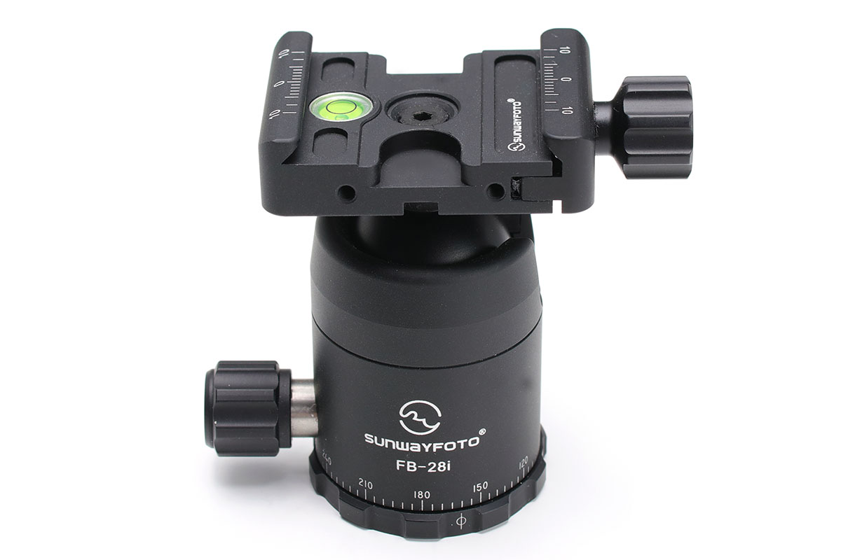 SUNWAYFOTOの「FB-28i」。ツマミはメインノブとパンニングノブとプレート固定ノブの合計3つ。プレートは付属しません。つくりはよく、粗雑な感じはありません。