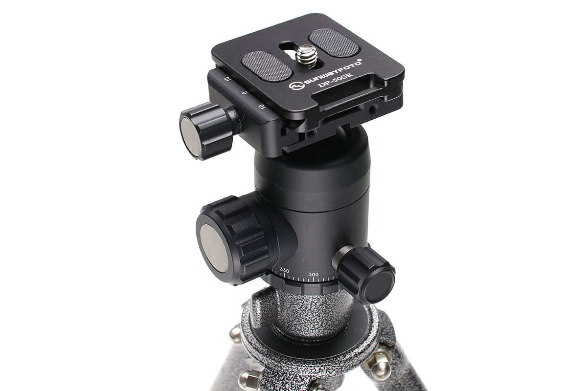 三脚に固定する部分の直径は40mmなので、一見すると「ミニ三脚にピッタリ」というサイズですが、より大きい三脚と組み合わせた場合もコンパクトでイイ感じです。実用耐荷重は大きくありませんが、ミラーレス機と標準ズームレンズくらいなら十分強固に固定できます。