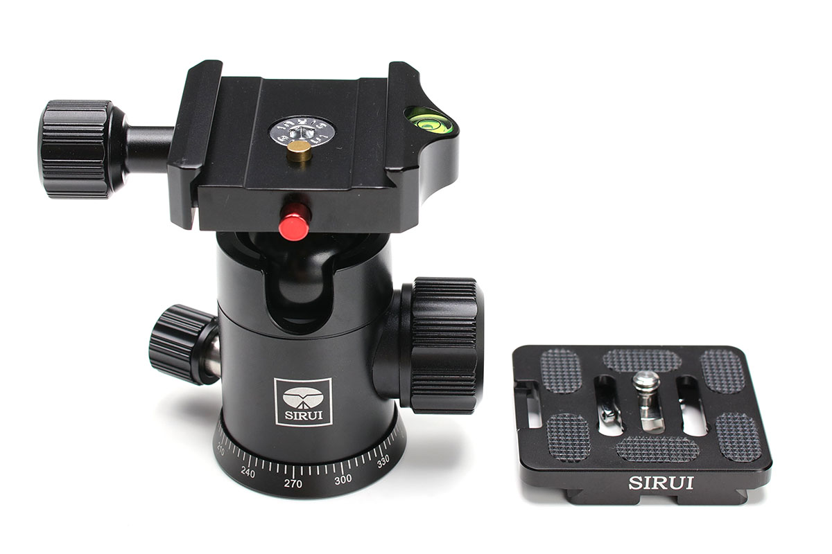 SIRUI（シルイ）の「G-10X」。前出のSUNWAYFOTO「FB-28i」よりちょっとだけ大きい、フリクション機構付きボール雲台です。フリクション（摩擦）調節用ノブがあるので、ノブは合計4つです。アルカスイス互換プレートが付属し、雲台から不意に脱落しない独自機構を備えています。