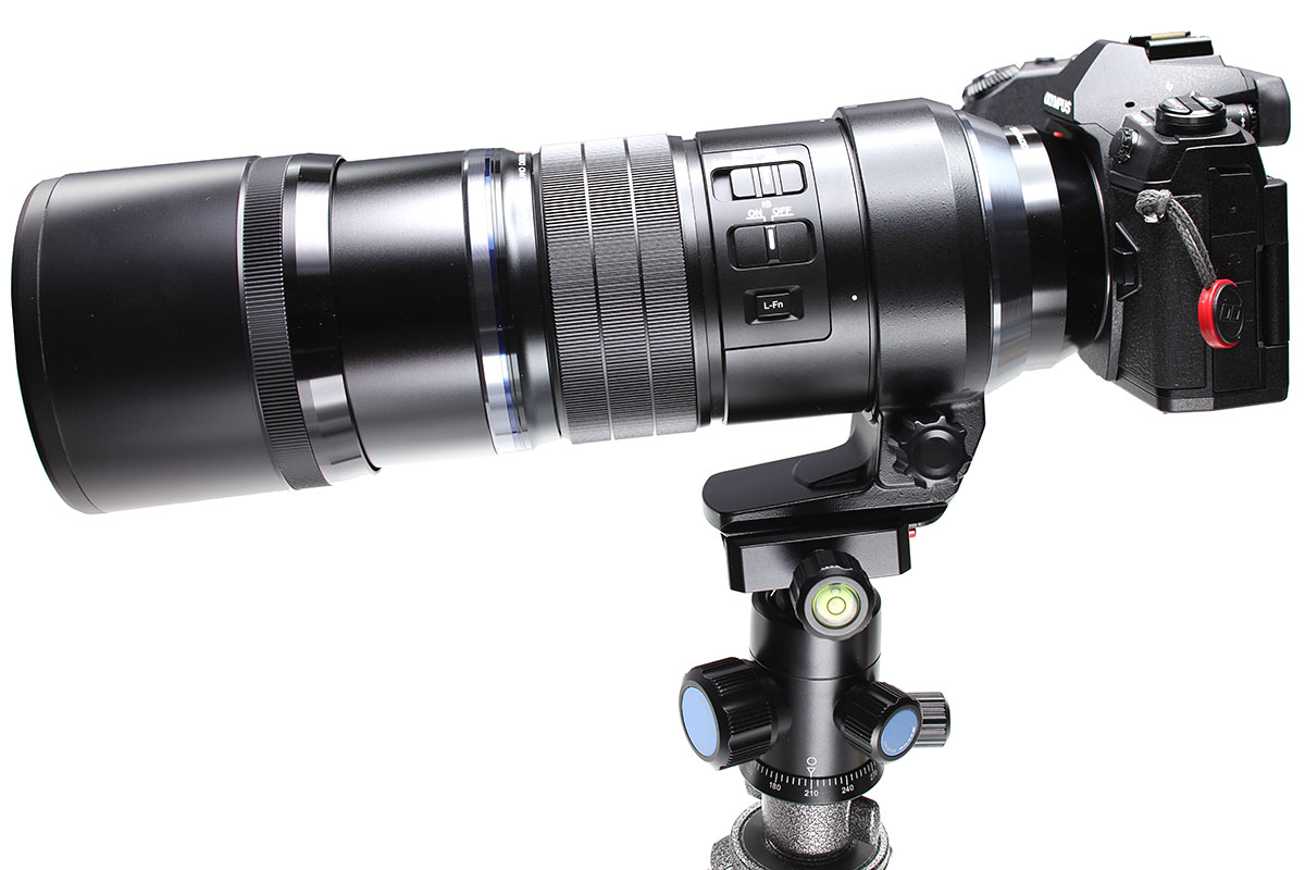 オリンパスの「OM-D E-M1 Mark II」とズームレンズ（12-40mm）や望遠レンズ（300mm）を組み合わせて、雲台にセット。安心感のある固定力です。フリクションの調整により、ノブを緩めたときの「突然かつ急激なカメラのおじぎ」を回避できます。300mmのレンズは、三脚座がじつはアルカスイス互換なので、そのままアルカスイス互換雲台にセットできます♪
