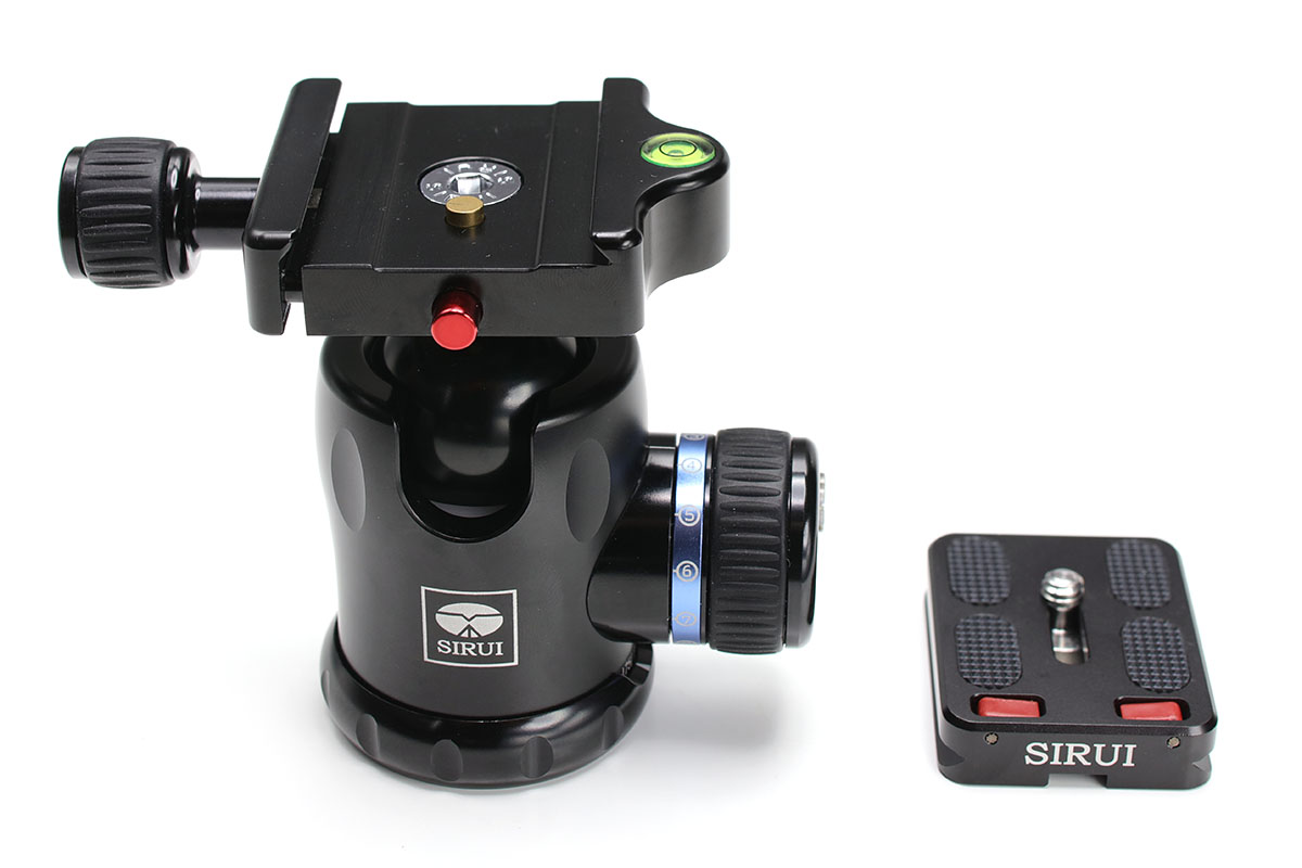SIRUIの「K-10X」。アルカスイス互換のボール雲台で、ノブは3つ。メインノブにはフリクション調節の機能もあります。アルカスイス互換プレート付き。