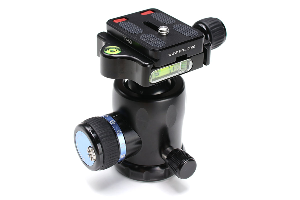 SIRUIの「K-10X」。アルカスイス互換のボール雲台で、ノブは3つ。メインノブにはフリクション調節の機能もあります。アルカスイス互換プレート付き。