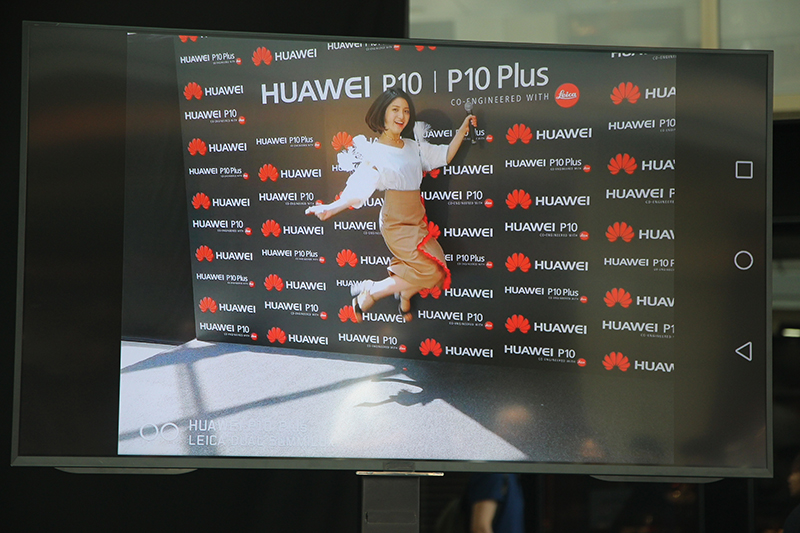 イベント中に井戸田が「P10 Plus」で撮影した川島