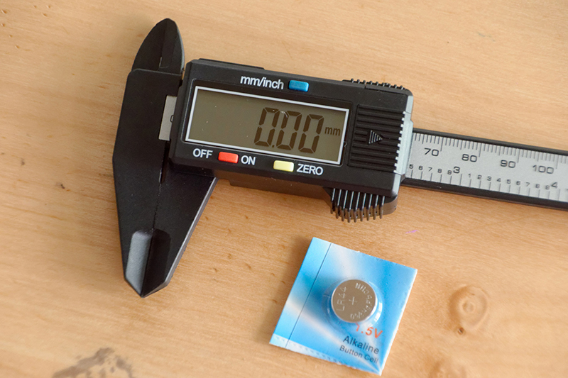 ボタンは3つ。交換用のボタン電池（LR44）が付属する