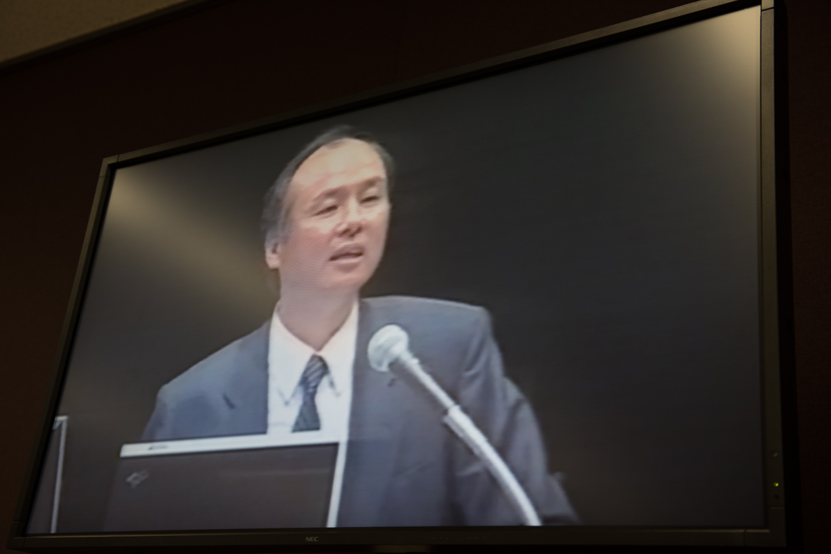 損失が1000億円を超え、3年連続で赤字だった2004年の株主総会で、将来像を問われて「これはホラですが、利益で1兆、2兆を数える企業になりたい」と語る孫氏のビデオ