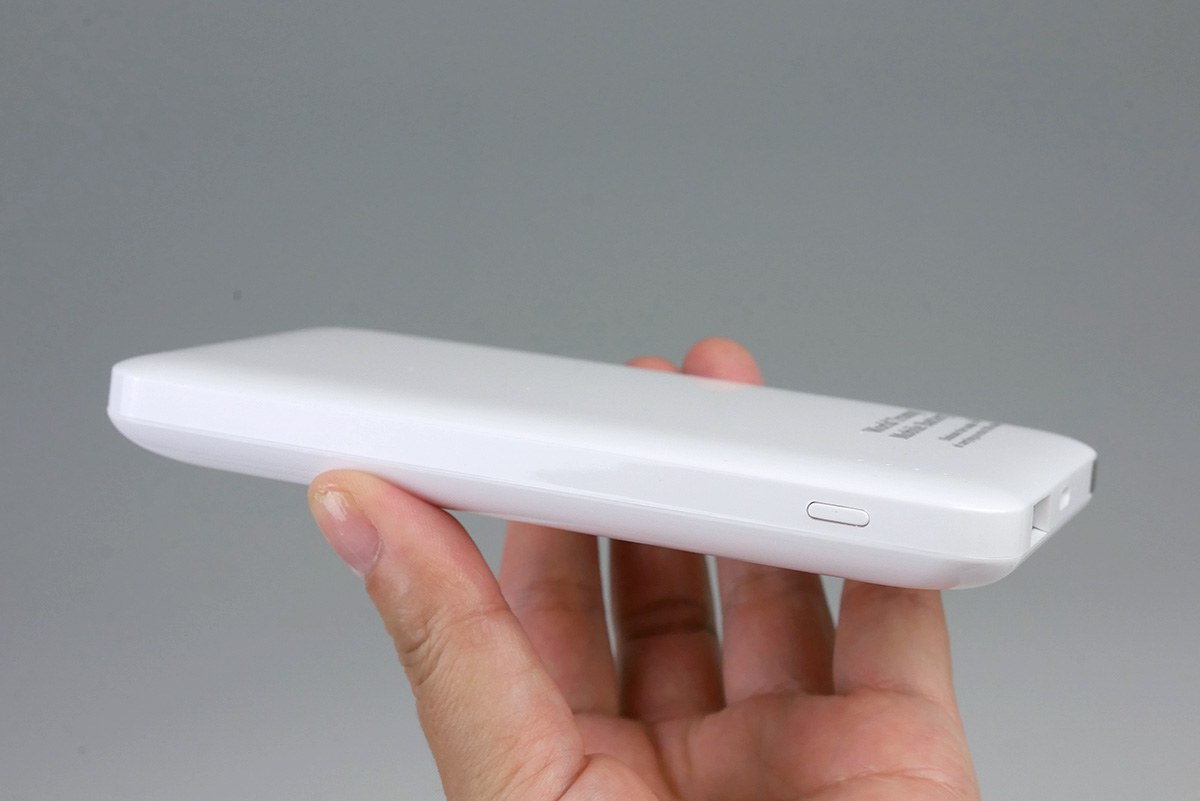 電源ボタンもついていますが、通常はケーブルを挿すだけで充電が始まります