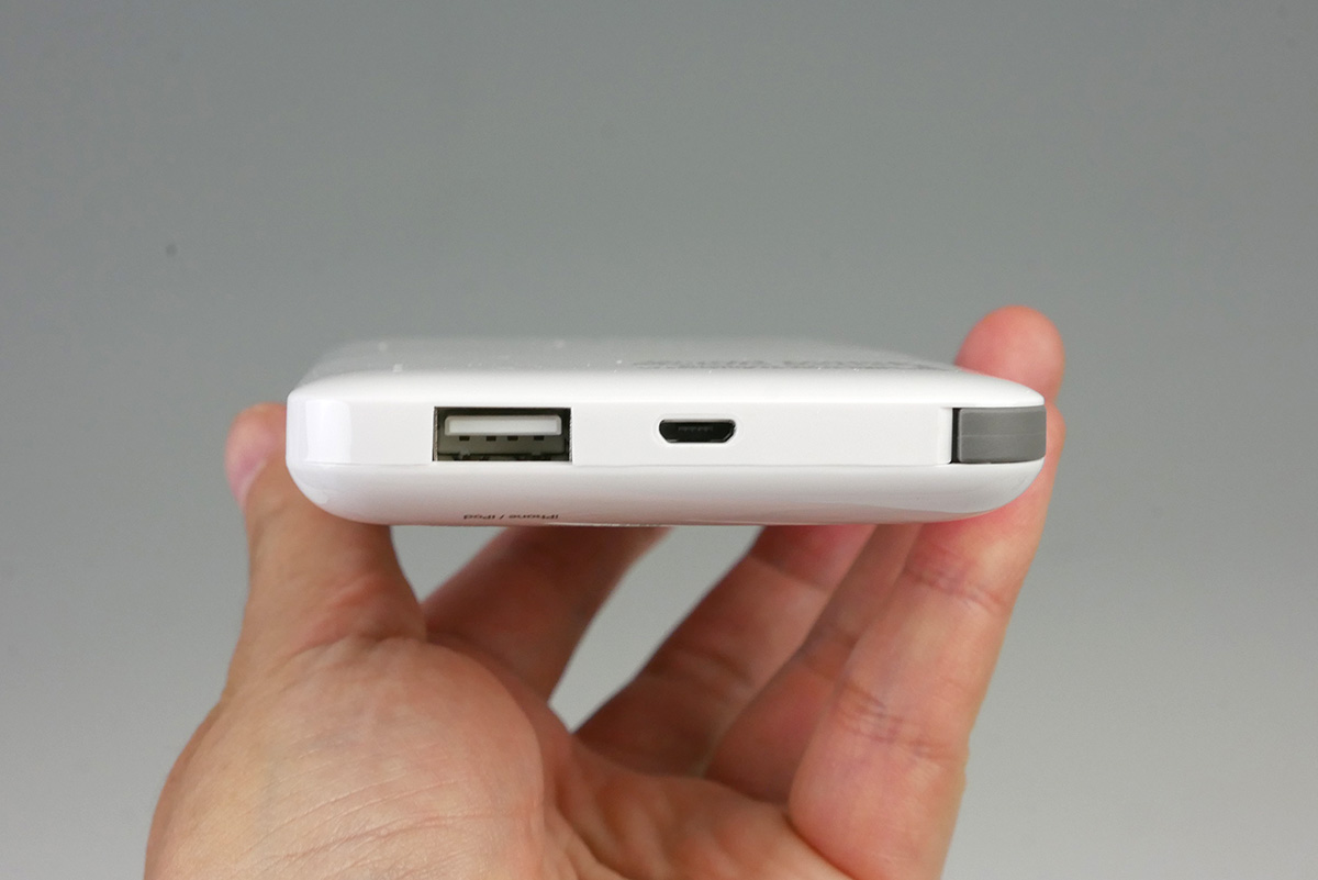 内蔵ケーブルの以外に、USB A端子を1つ備える