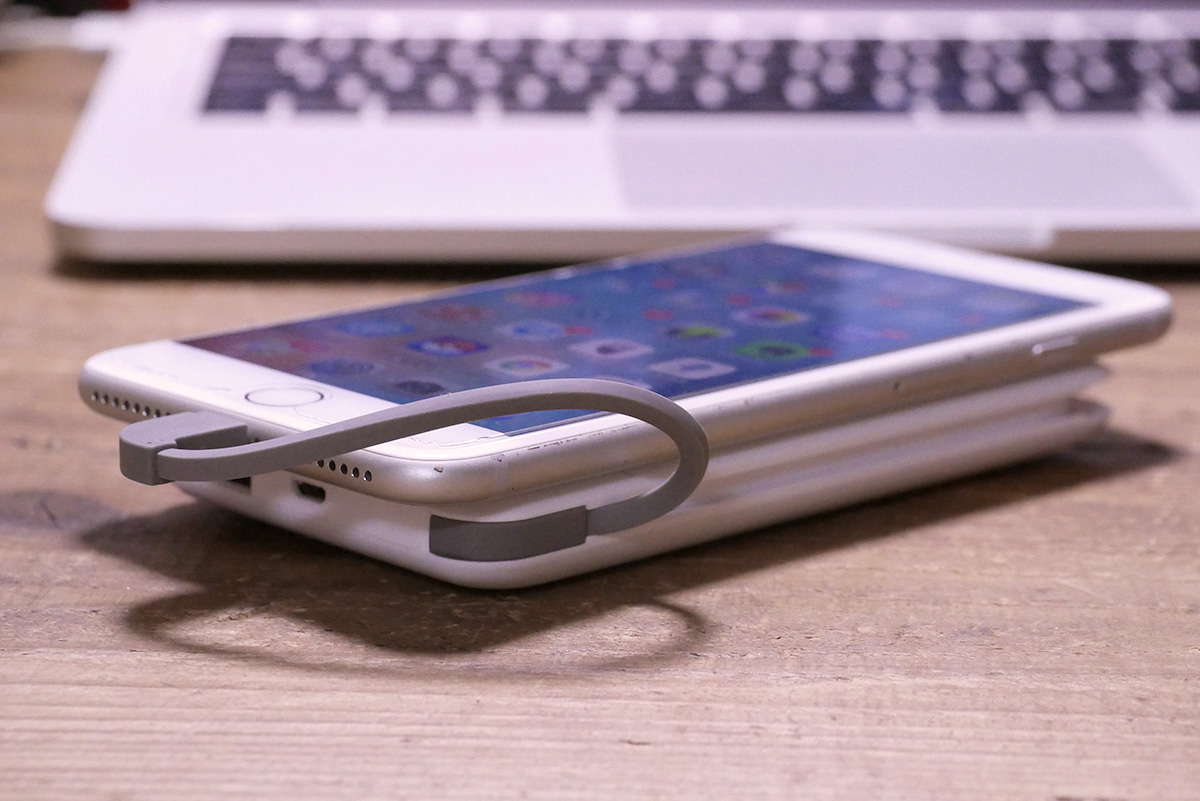 iPhone 7 Plusを充電する様子