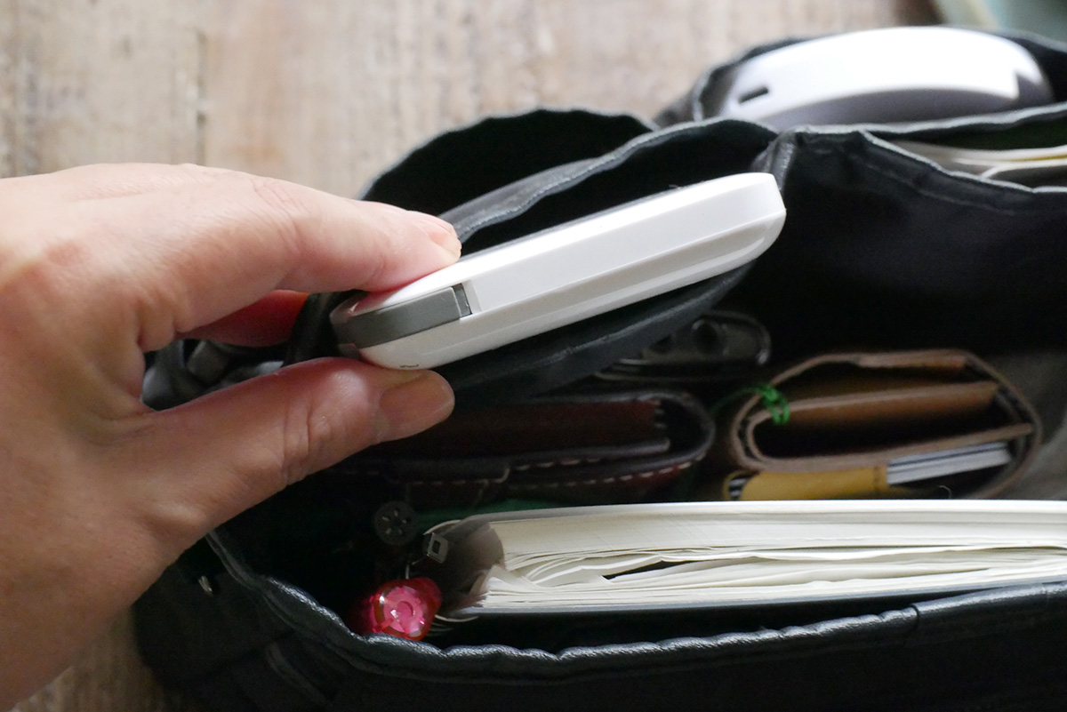 薄めの鞄のポケットにも入ります