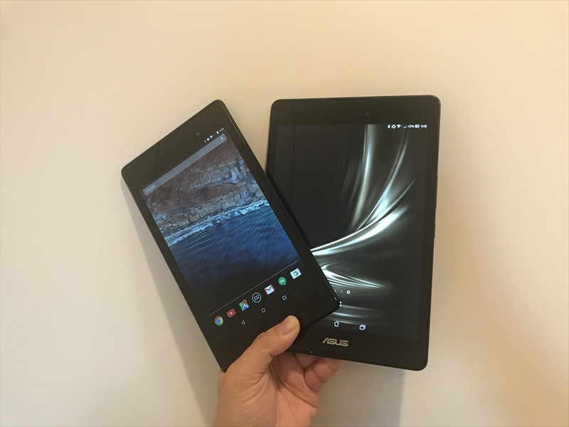 Nexus 7（2013）（左）とZenPad 3 8.0（右）