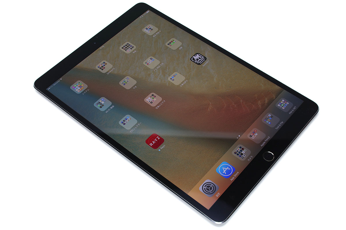 2017年6月13日発売の最新型iPadとなる「10.5インチiPad Pro」。容量違いで3種類あり、64GBが税別6万9800円、256GBが税別8万800円、512GBが税別10万2800円。カラーはシルバー、ゴールド、スペースグレイ、ローズゴールドの4種類です。スペースグレイの256GBを買いました。