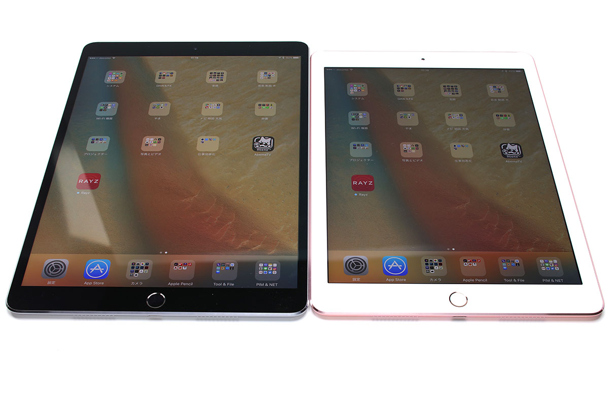 「10.5インチiPad Pro」と「9.7インチiPad Pro」を並べてみました。額縁が黒いほうが「10.5インチiPad Pro」。並べた状態だと新型のほうが縦長になったという感じがありつつ、「12.9インチiPad Pro」の見栄えに近いような印象もあります。重ねると「ほんの少しサイズが違う」ということがわかりますが、一見すると同じ端末に見えるくらい、差が僅少です。