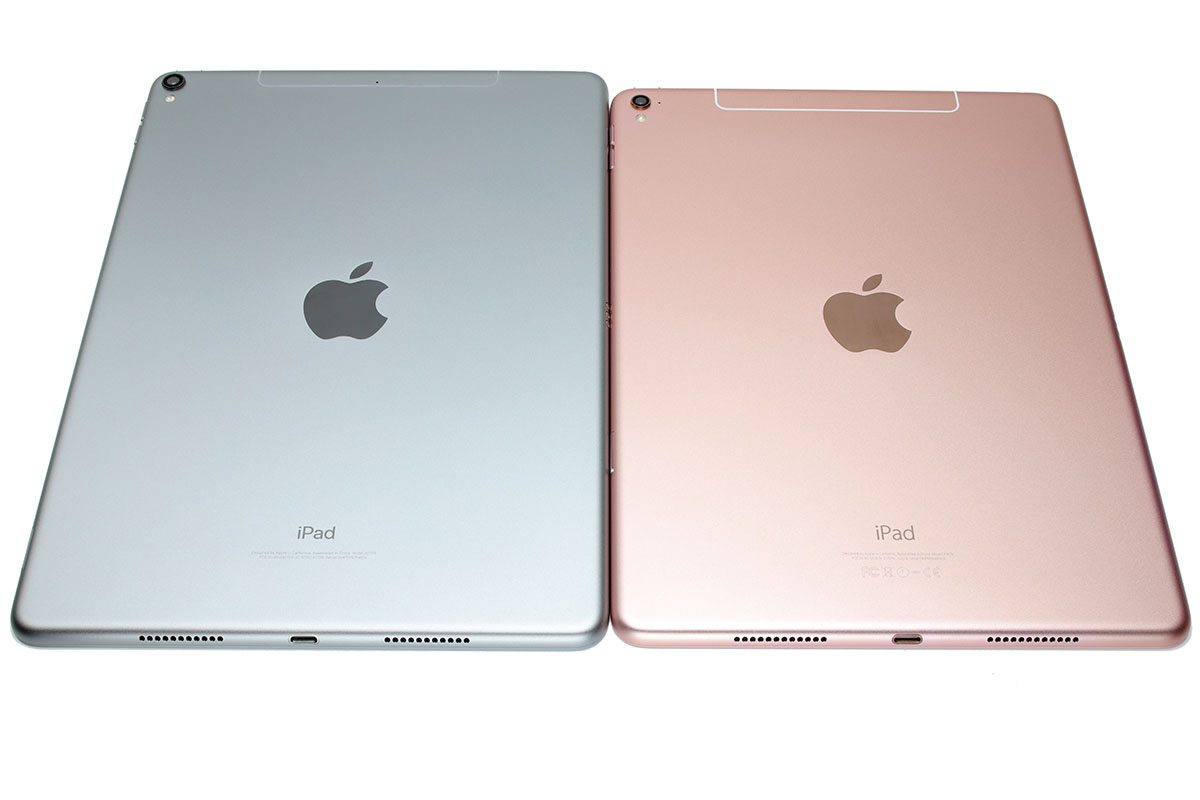 裏返してみました。スペースグレイのほうが「10.5インチiPad Pro」です。細かなスペックには違いがある「10.5インチiPad Pro」と「9.7インチiPad Pro」ですが、裏側のイメージもパーツ配置もほとんど同じですネ。