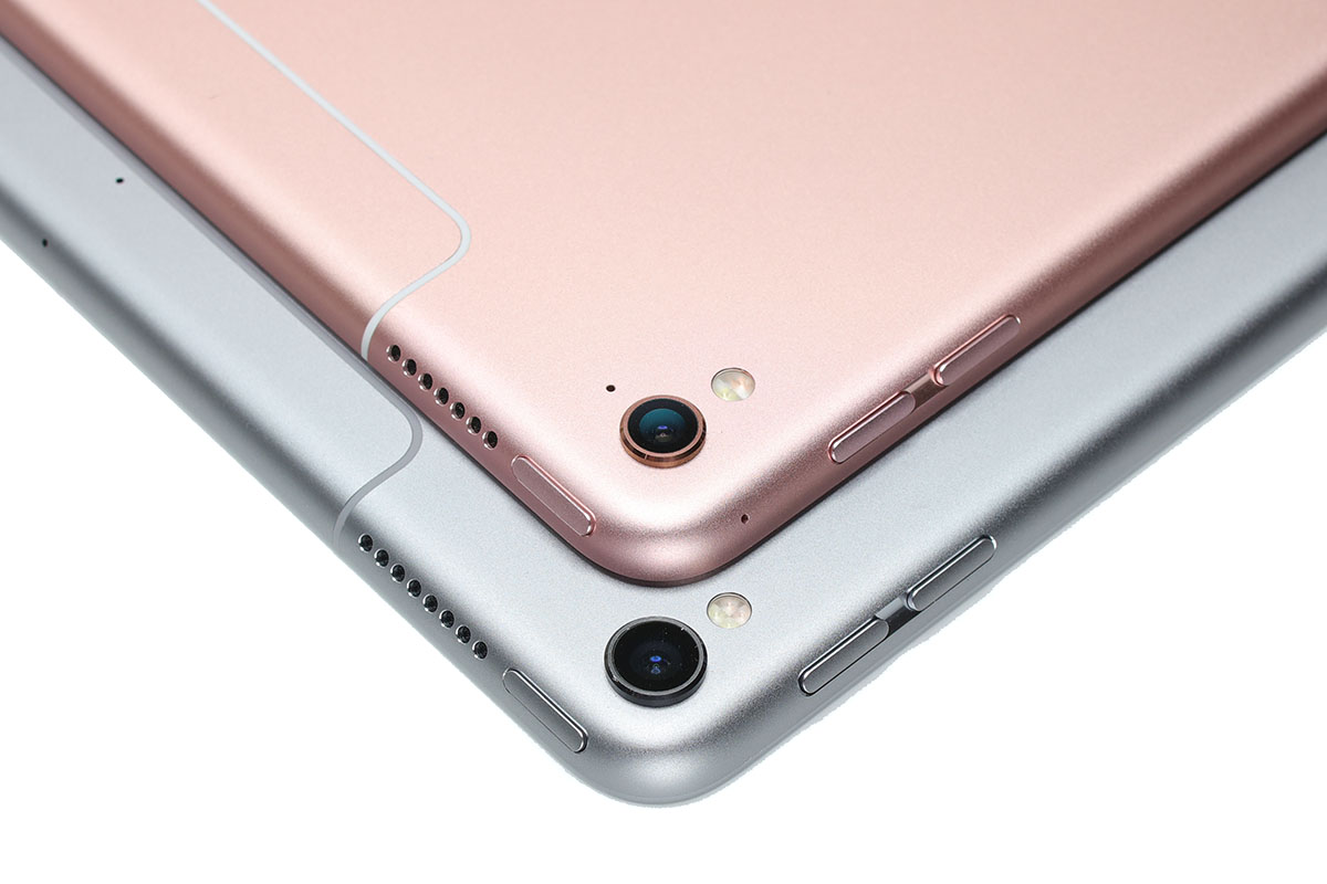 裏返してみました。スペースグレイのほうが「10.5インチiPad Pro」です。細かなスペックには違いがある「10.5インチiPad Pro」と「9.7インチiPad Pro」ですが、裏側のイメージもパーツ配置もほとんど同じですネ。