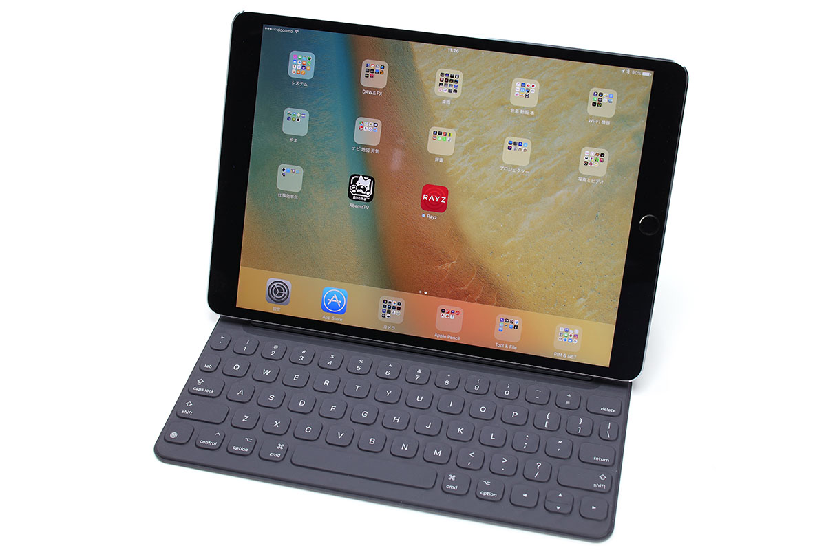 「10.5インチiPad Pro」と、「9.7インチiPad Pro」用Smart Keyboardや「12.9インチiPad Pro」用Smart Keyboardを組み合わせた様子。キーボードとしてはとくに問題なく機能しますが、カバーとしてはサイズが合わなかったりスリープや復帰が機能しなかったりします。でもキーボードとしてはフツーに実用的。