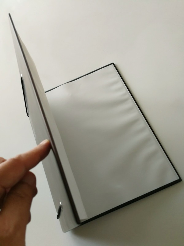 2本のゴム位置を変更するだけで、半自動でスクリーンが広がり180度開く