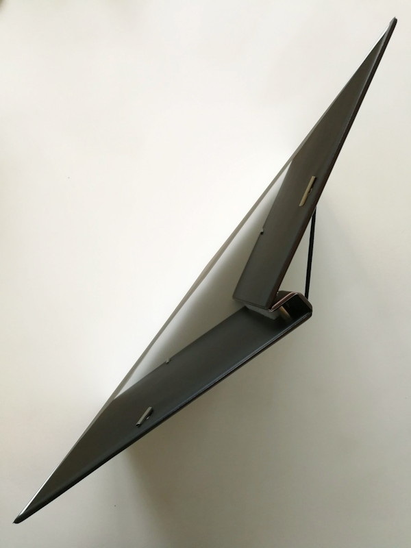 ピンと張ったスクリーンと表裏のカバーが作り出す三角形で安定した自立を実現している。素晴らしい！