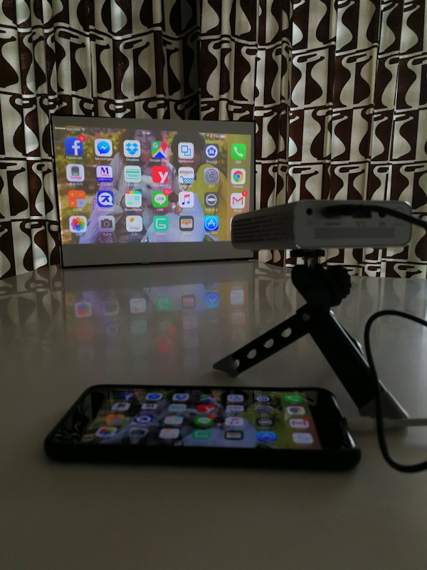 スクリーン中央に折り目が無く、反射率が高く明るく快適