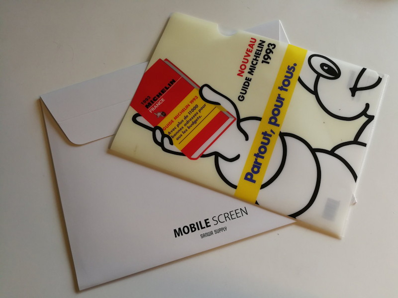 A4バインダーサイズのサンワサプライ社の紙のモバイルスクリーン。A4フォルダーより少しだけ大きいが、十分に普通のビジネスブリーフケースに書類として入る薄さだ