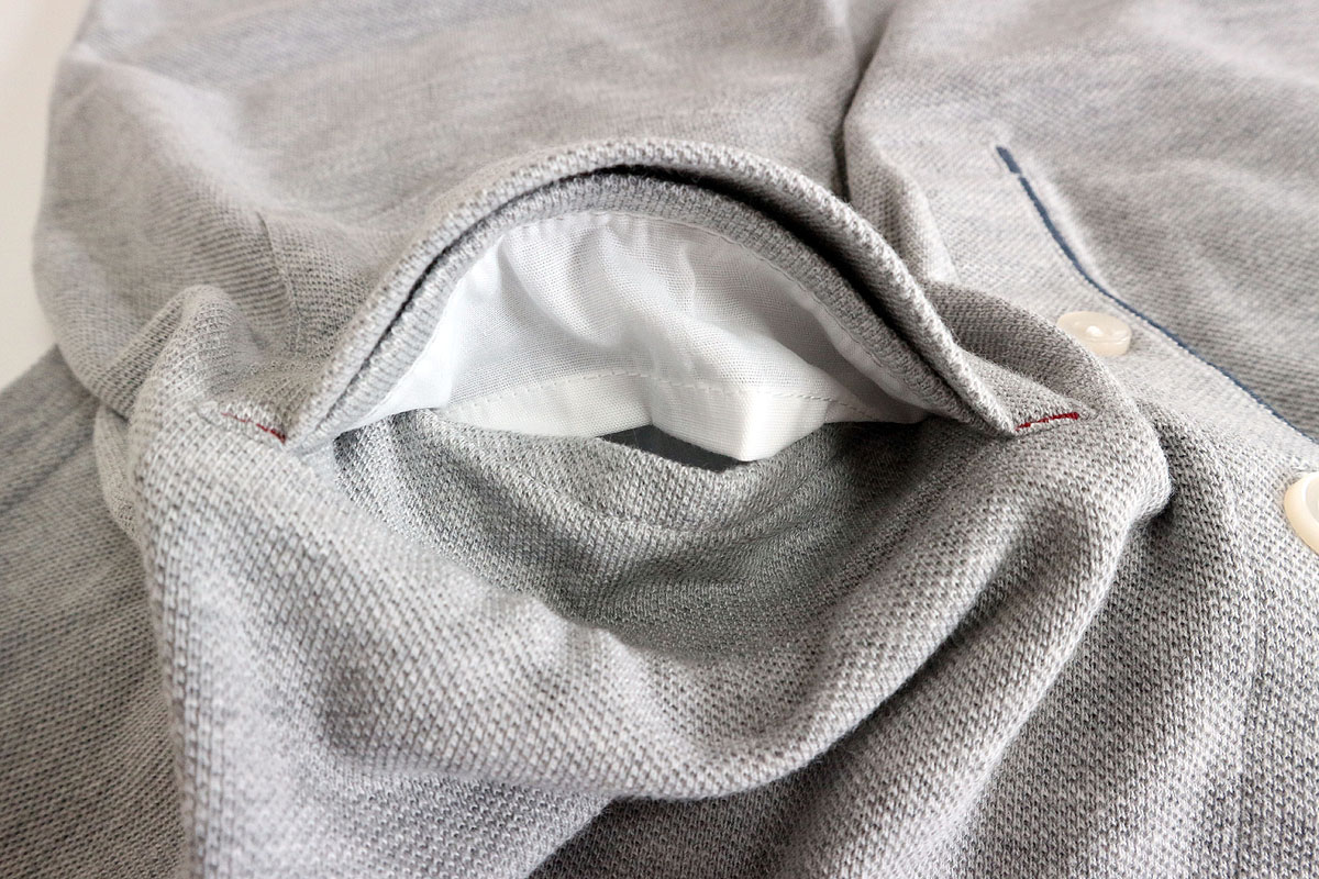 いつもは内側に折られているこの中蓋が落下を防いでくれる