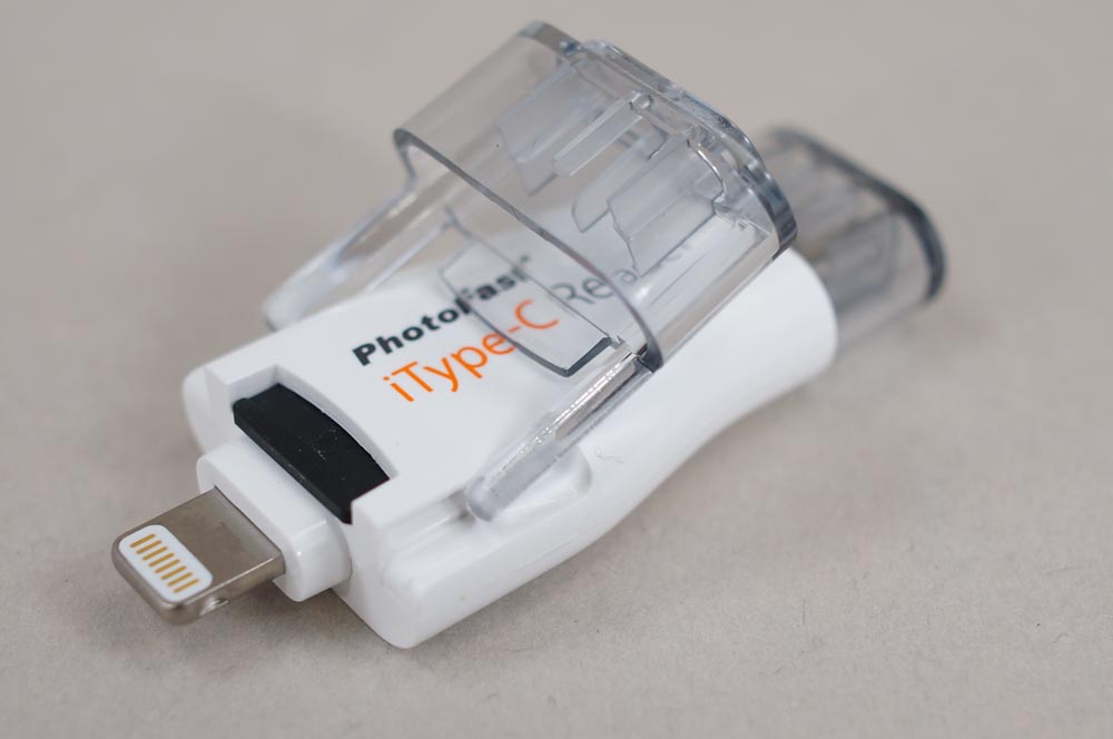 Lightning端子の上にmicroSDカードスロットがある