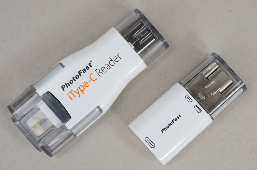 右側は付属のUSB A端子/microUSB端子アダプタ