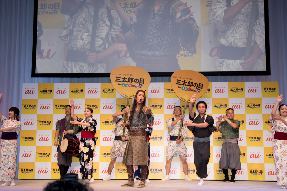 「三太郎音頭」を生で披露
