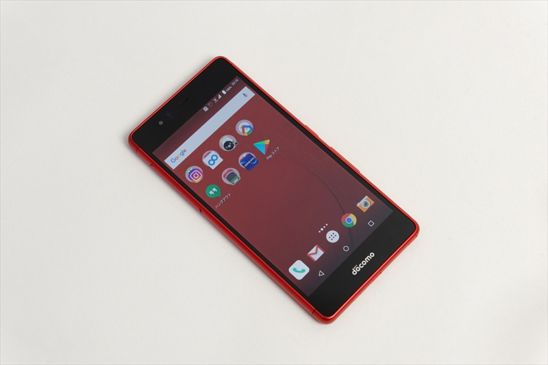 F-05Jのディスプレイは約5.0インチ。フラッグシップを中心に5.5インチ以上が増えている今となってはちょっと小さく感じるサイズだ