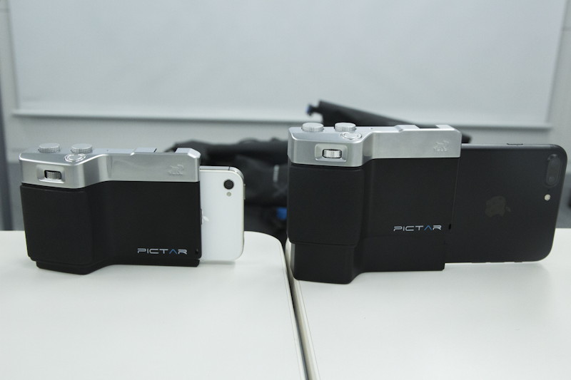 左がiPhone 4sに装着した「Pictar One」、右がiPhone 7 Plusに装着した「Pictar One Plus」