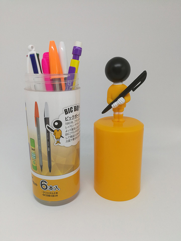 後ろ手でボールペンを持つ正統派ビッグボーイのキャップ