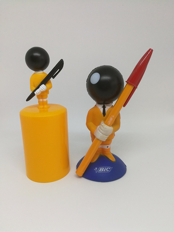 筆者が長年デスクトップに飾っているビックボーイは前で本物のビックボールペンを支える大型モデル（右）