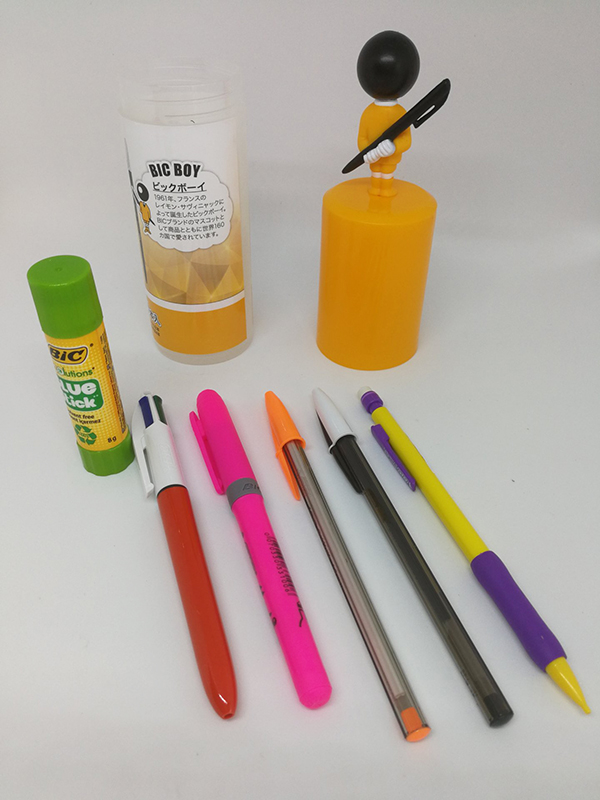 左から、グルースティック、4色ボールペン　0.7mm、ハイライターグリップ・ピンク、クリスタル1.6mm蛍光オレンジ、クリスタルエクストラスムース0.7mm 黒、マティックGスパイシー0.7mm