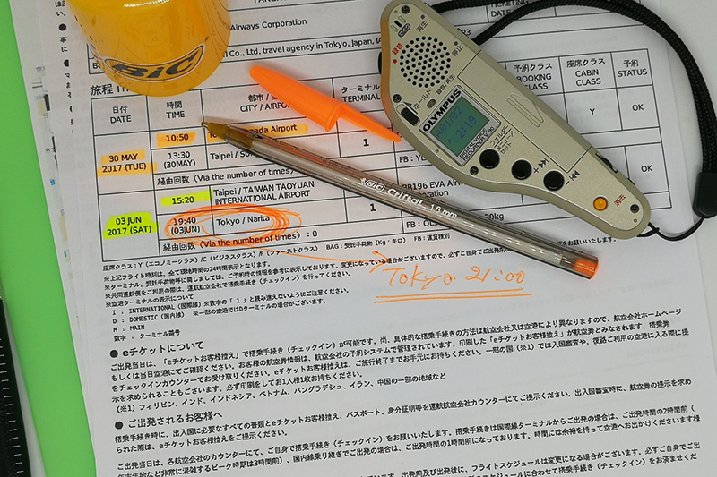 「クリスタル1.6mm蛍光オレンジ（超太字ボールペン）」はフェルトペンタイプのベタ塗りマーカーではなく、超極太ボールを採用した蛍光オレンジのハイライター。文字も描けて意外に便利だ