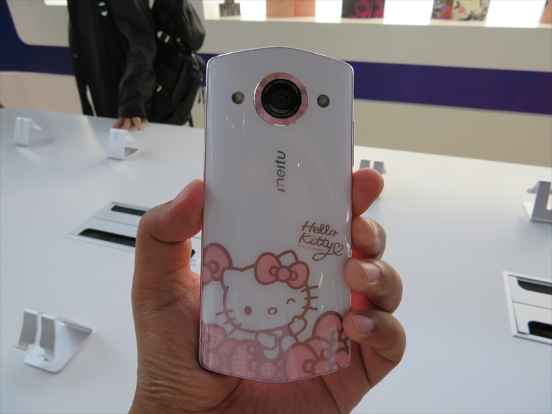 Meitu M8のハローキティモデル