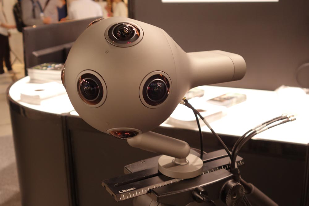 OZO。後部の出っ張りに交換式のバッテリ・ストレージユニットがあり、NOKIAロゴも入っている