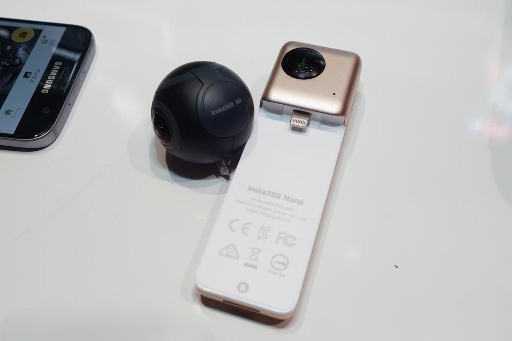 Insta 360のNano（右）とAir（左）。いずれもスマホに直結できる（Nanoは単体撮影も可能）