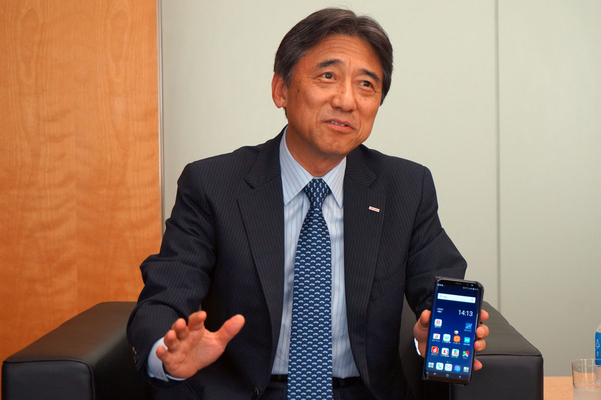 「Galaxy S8+」を手にする吉澤社長