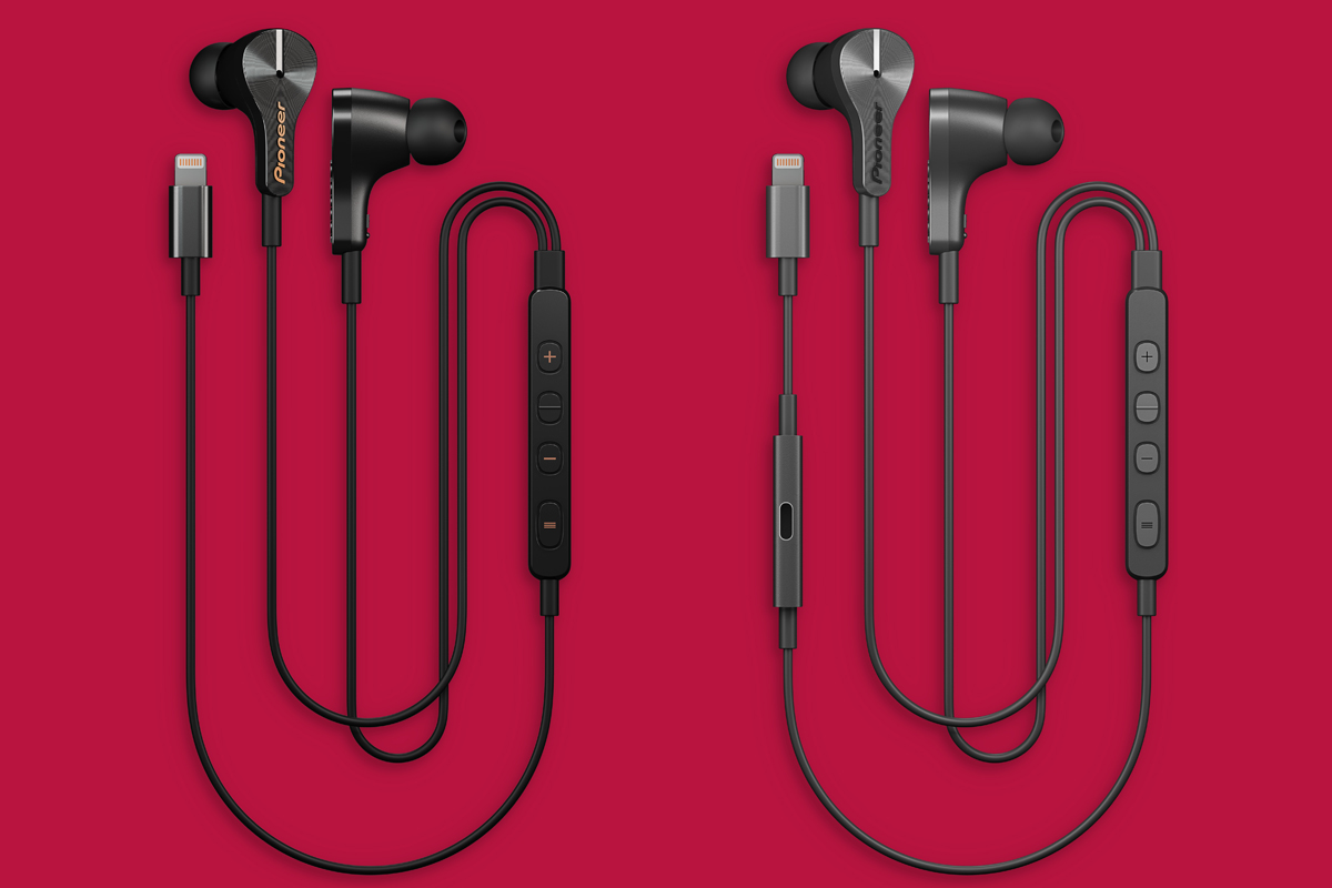 パイオニアの「RAYZ（レイズ）」シリーズ。Lightning接続のイヤホンでノイズキャンセリング機能を搭載し、アプリからの機能設定などに対応しています。「RAYZ」と「RAYZ Plus」の2モデルがあり、「RAYZ Plus」は使用中にiOS端末への充電も可能（充電用Lightningポート搭載）です。「RAYZ」が1万5000円くらい、「RAYZ Plus」が1万9000円くらいで販売されているようです。