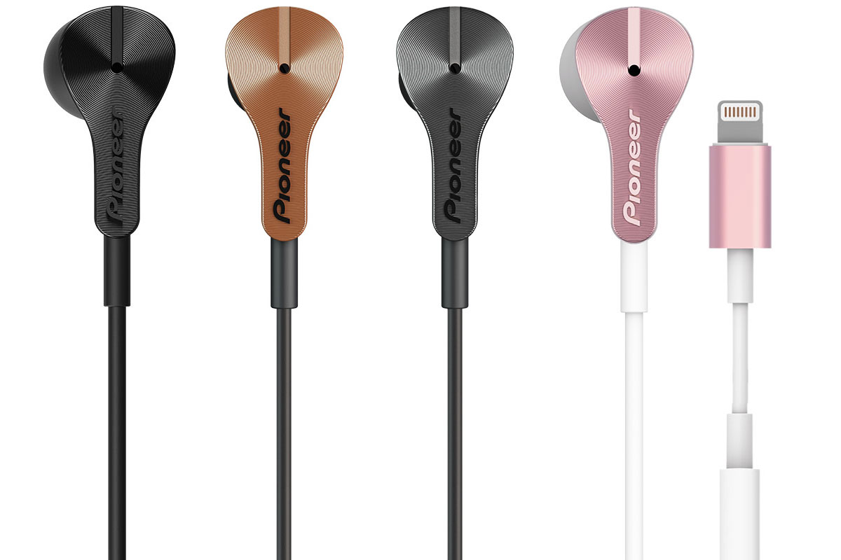 カラーバリエーションは、「RAYZ」（写真左）がアイスとオニキス、「RAYZ Plus」（写真右）がブラック、ブロンズ、グラファイト、ローズゴールドです。「RAYZ Plus」はLightningコネクタ近くにiOS端末充電用のコネクターがあります。