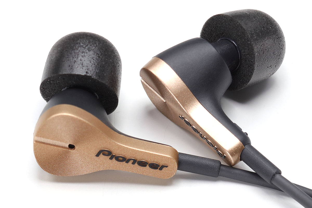 イヤホンやリモコンは樹脂製ですが、かなり精密なつくりで見栄えが良いです。リモコンはシンプルですが、音量の上げ下げ、曲の送り戻しや再生/一時停止などができます。また、独自の「スマートボタン」（右写真の手前のボタン）で3つまでの機能を呼び出せます。