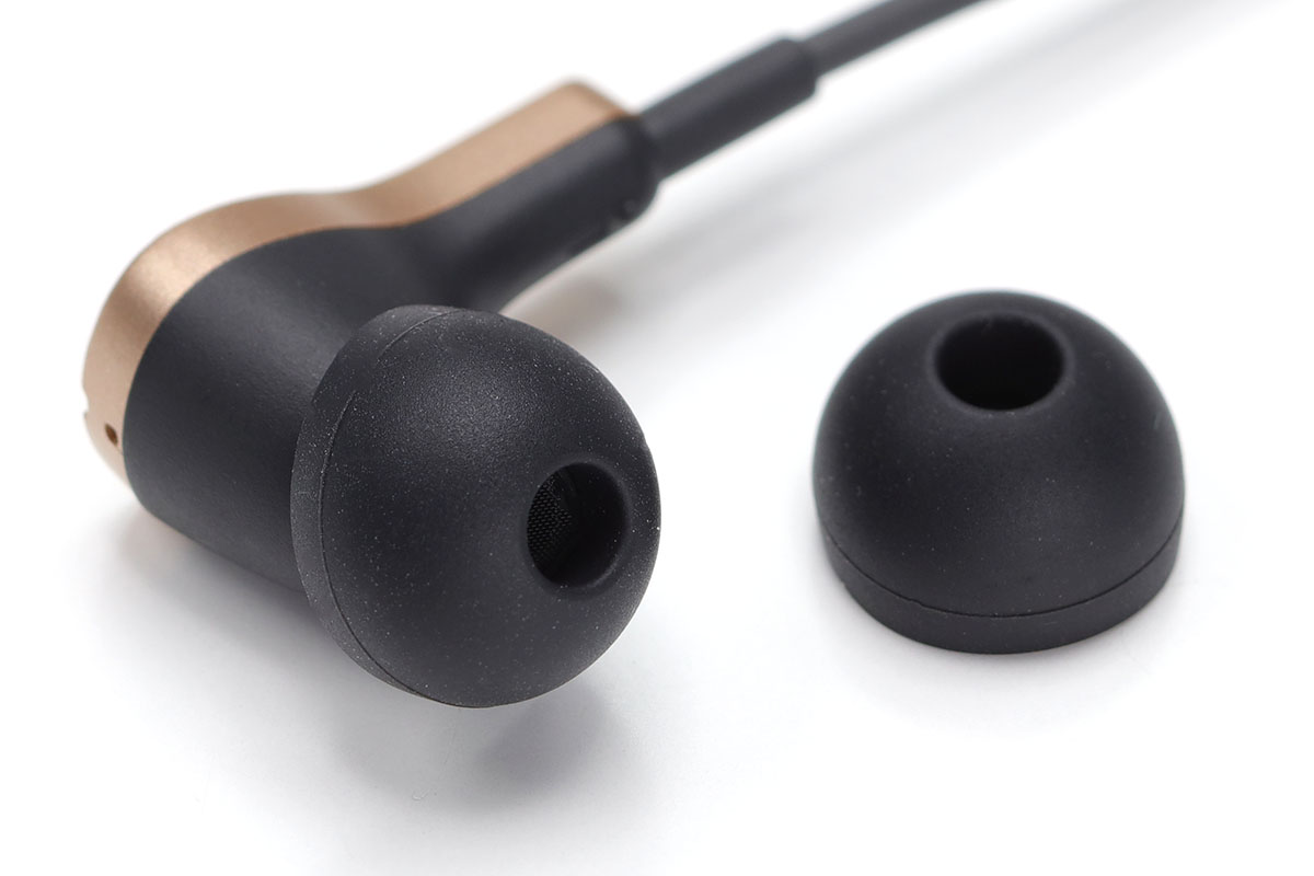 イヤーチップは一般的なシリコン製3サイズ（各ペア）が2セット、コンプライ製3サイズ（各ペア）が1セット付属しています。コンプライ製チップが付属しているので、より多くのユーザーにフィットすると思われます。