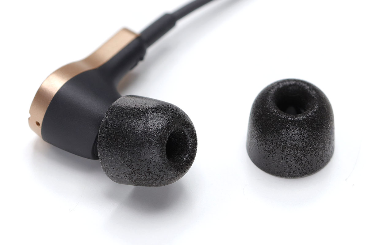 イヤーチップは一般的なシリコン製3サイズ（各ペア）が2セット、コンプライ製3サイズ（各ペア）が1セット付属しています。コンプライ製チップが付属しているので、より多くのユーザーにフィットすると思われます。