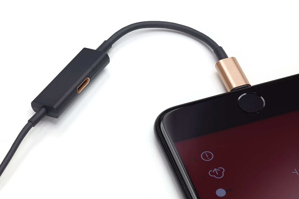 「RAYZ Plus」のLightningコネクター付近には、iOS端末へ充電するためのLightningコネクターがあります。小型なので案外邪魔になりませんでした。このコネクターを経由してのiTunesとの同期もできました。