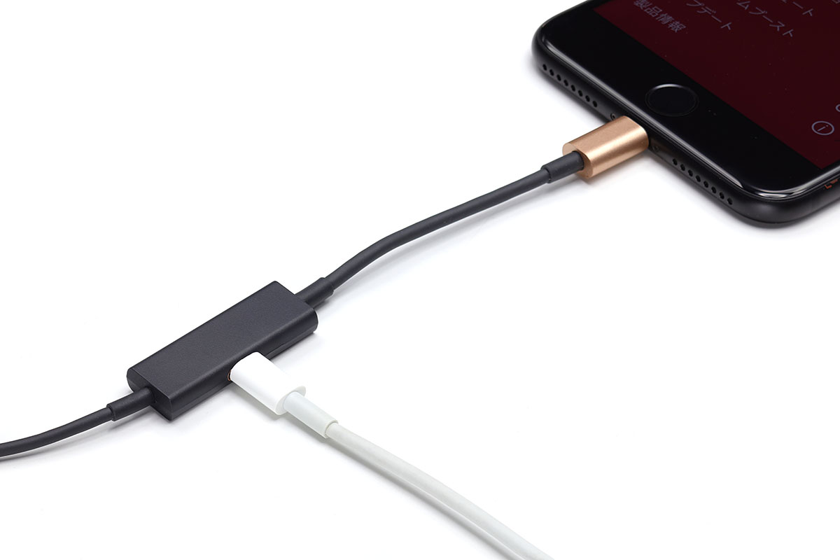 「RAYZ Plus」のLightningコネクター付近には、iOS端末へ充電するためのLightningコネクターがあります。小型なので案外邪魔になりませんでした。このコネクターを経由してのiTunesとの同期もできました。