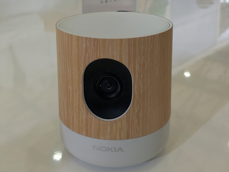 木目調のデザインのスマートIPカメラ