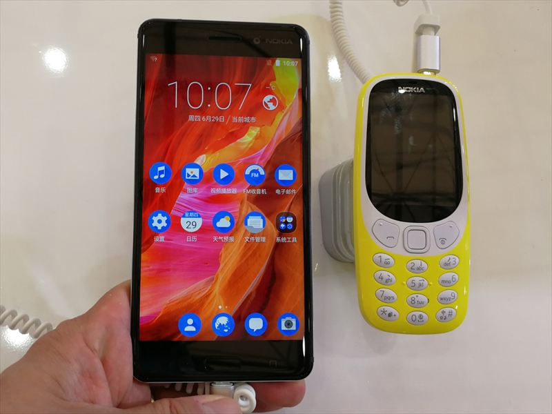 Nokia 6（左）とNokia 3310（右）